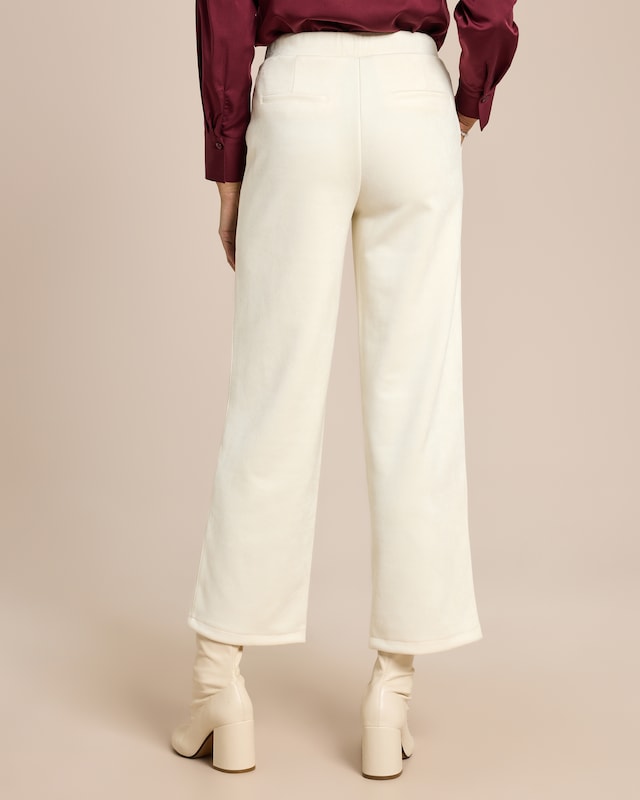 Veloursimitathose mit weitem Bein