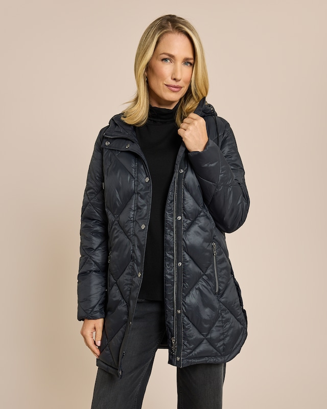 Steppmantel mit Schmuckkette