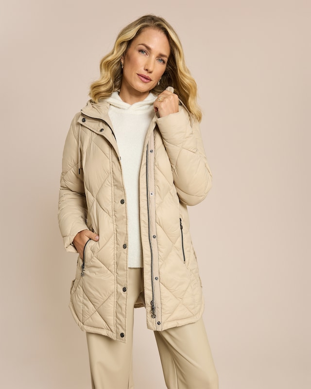 Steppmantel mit Schmuckkette