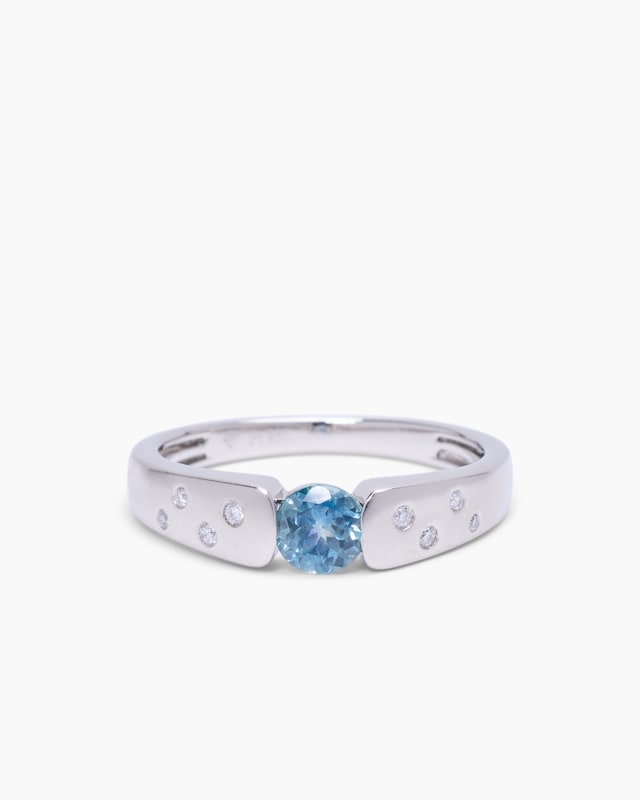 Ring mit Montana Saphir und Brillanten