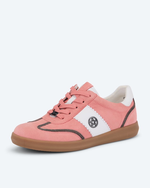 Sneaker mit Kugelkette