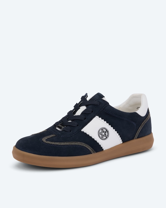 Sneaker mit Kugelkette