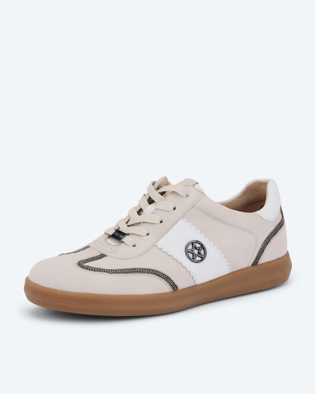 Sneaker mit Kugelkette
