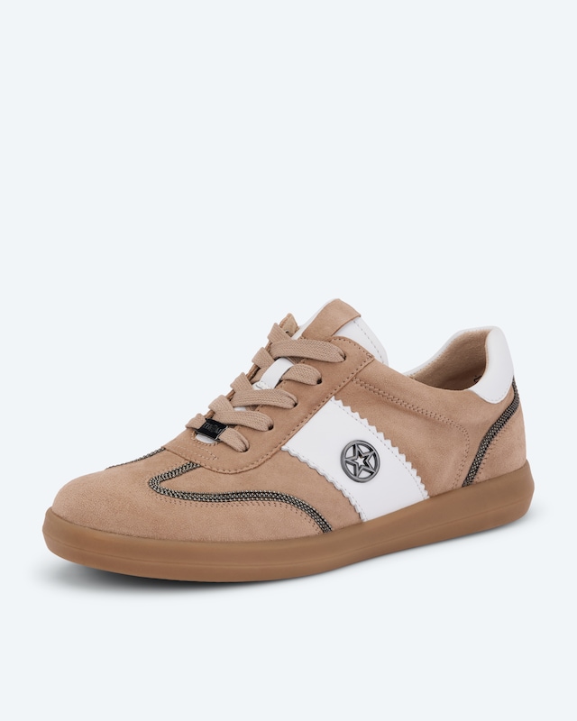 Sneaker mit Kugelkette