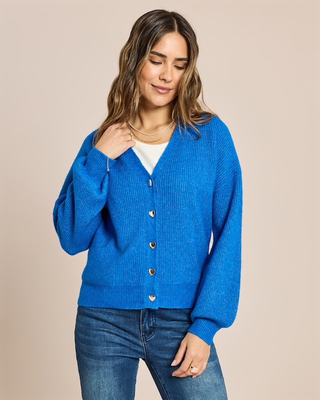 Strickjacke mit Herzknöpfen