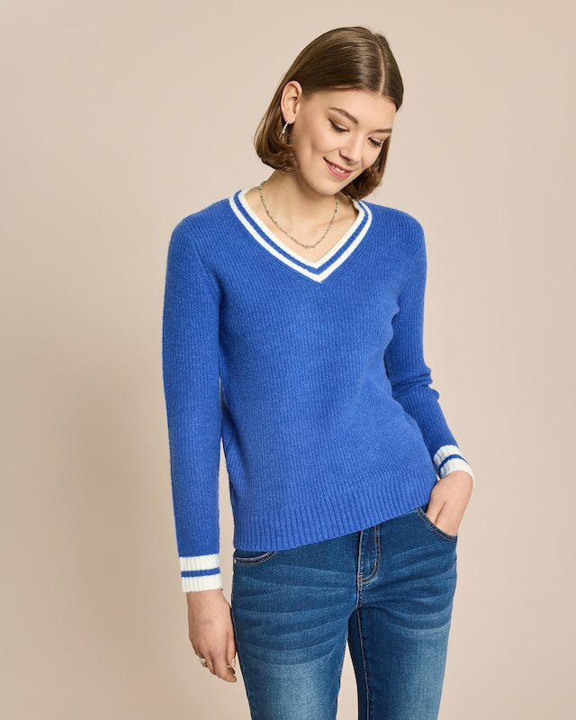 Pullover im College Look