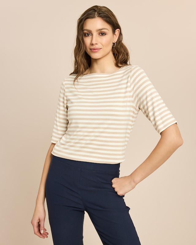 Shirt mit elegantem U-Boot-Ausschnitt