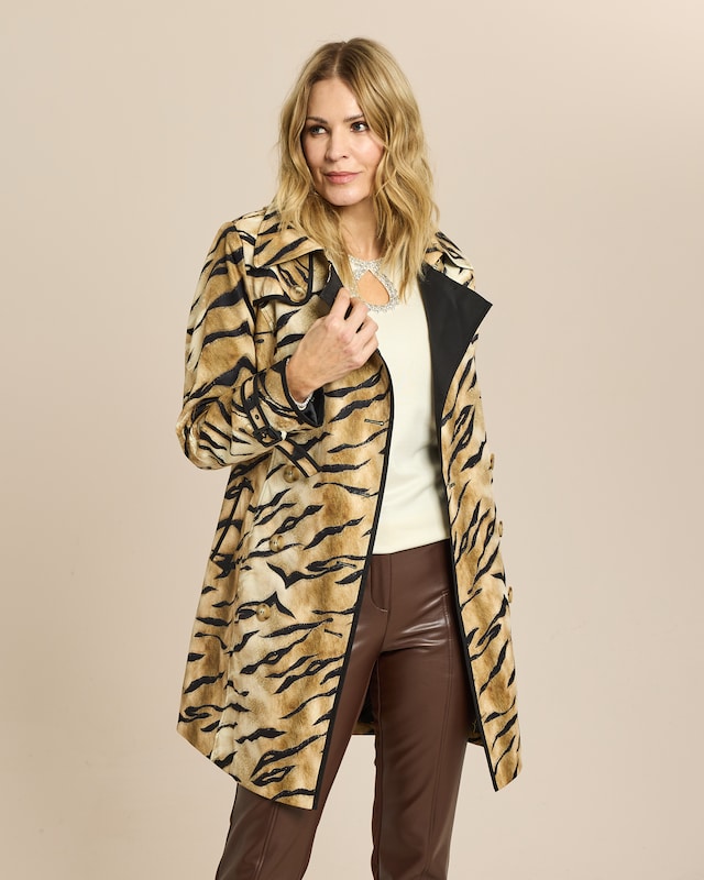Trenchcoat mit Tigerprint und Kontrast