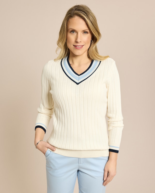 Pullover mit dekorativ gestricktem Ausschnitt