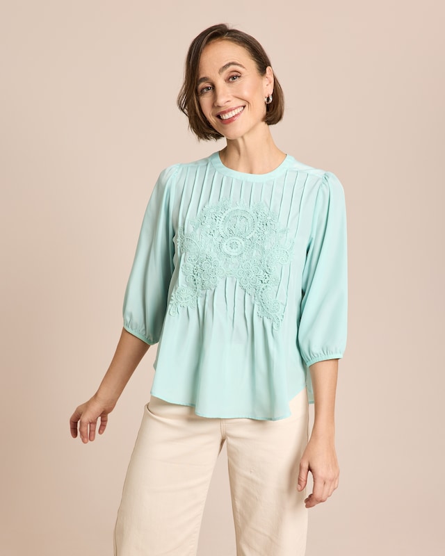Plissé-Bluse mit floraler Stickerei
