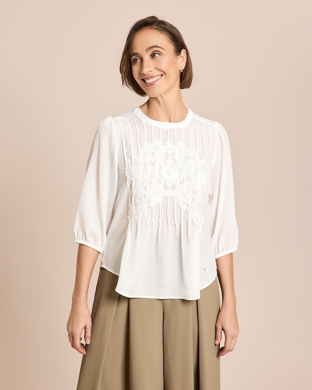 Plissé-Bluse mit floraler Stickerei