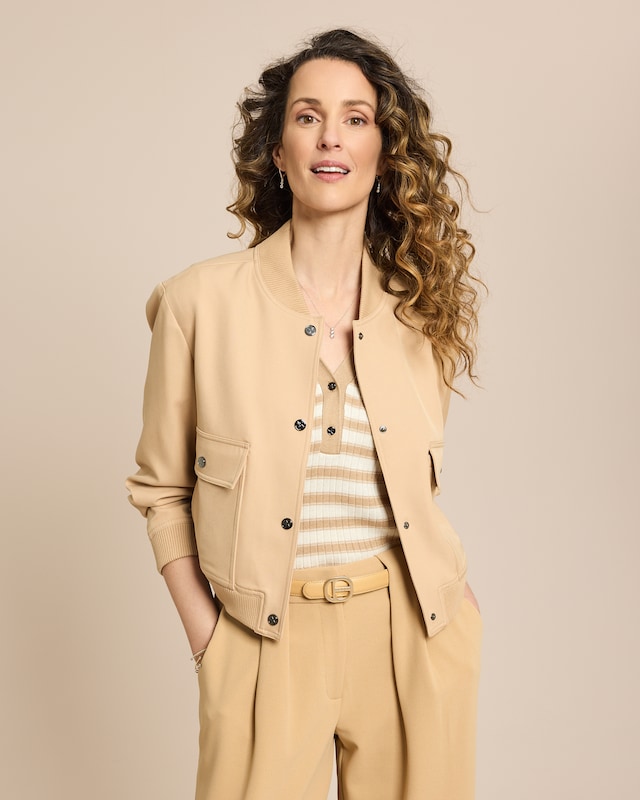 Jacke mit Druckknöpfen