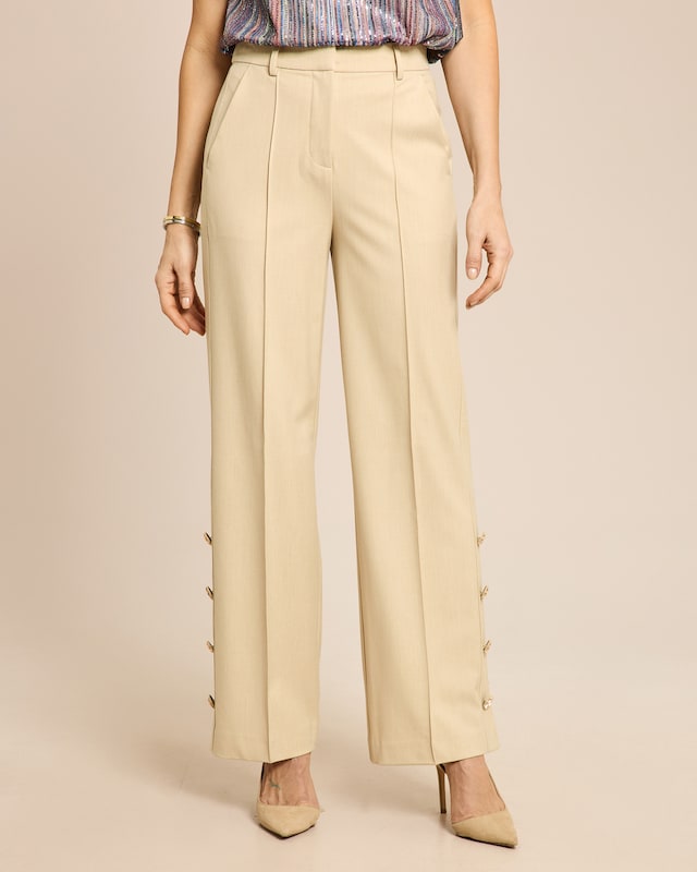 Hose mit Knopfdetails