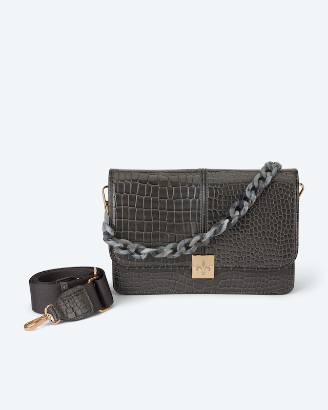 Tasche mit Kettendekoration