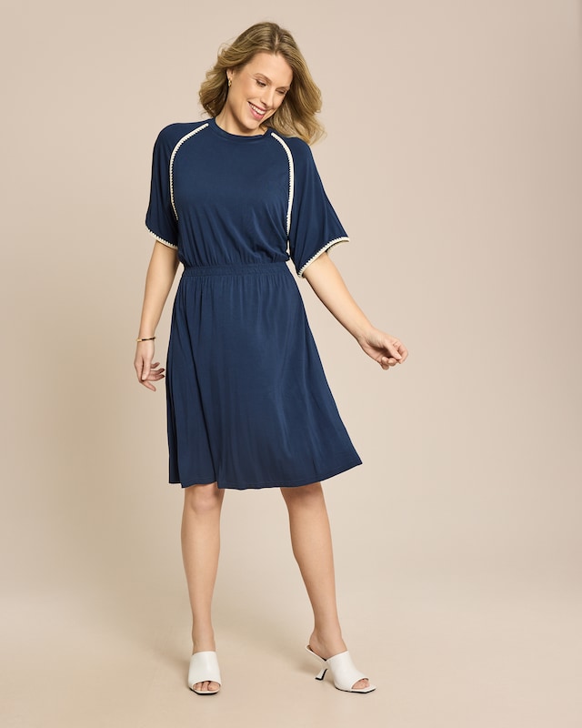 Kleid mit Stickerei an Kanten