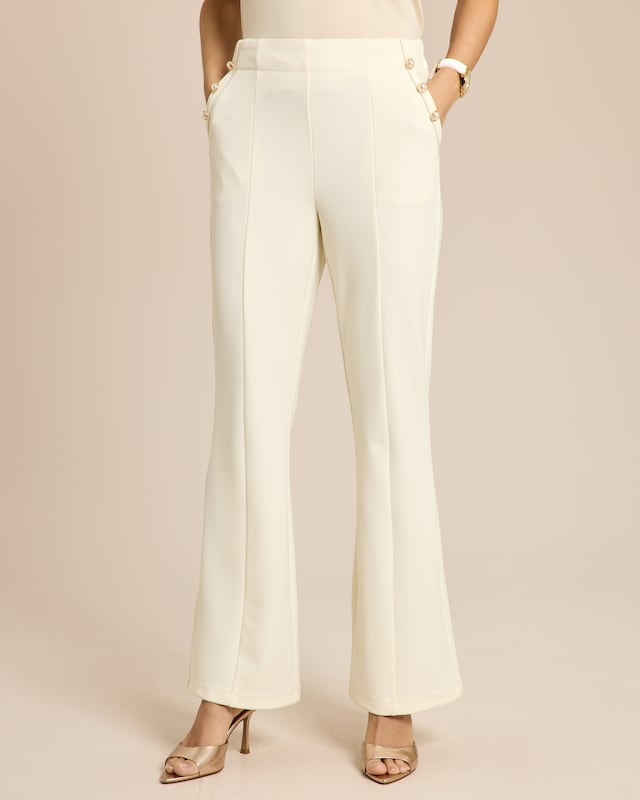 Hose mit Dekoknöpfen