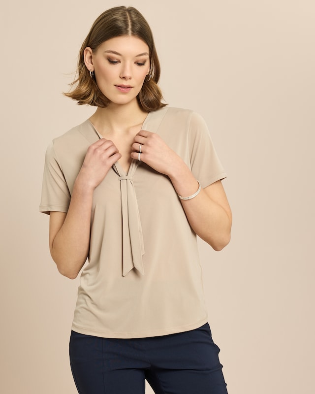 Shirt mit V-Ausschnitt und Schluppe