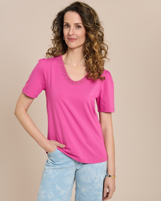 Shirt mit Blütenspitze am Ausschnitt